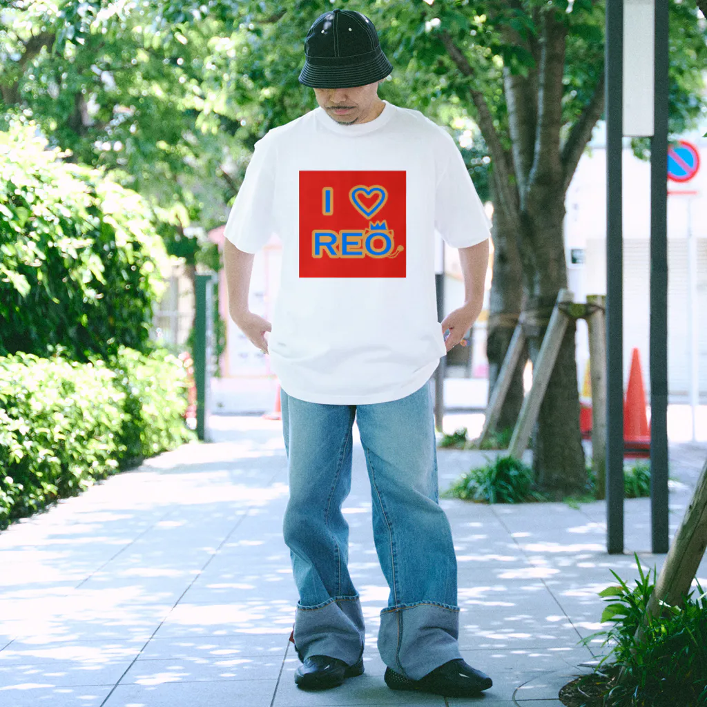 旅猫王子れぉにゃん👑😼公式(©️レイラゆーし。©️ Layla-246yuusi.)のI  ♥️  REO 《赤ロゴ》 Regular Fit T-Shirt