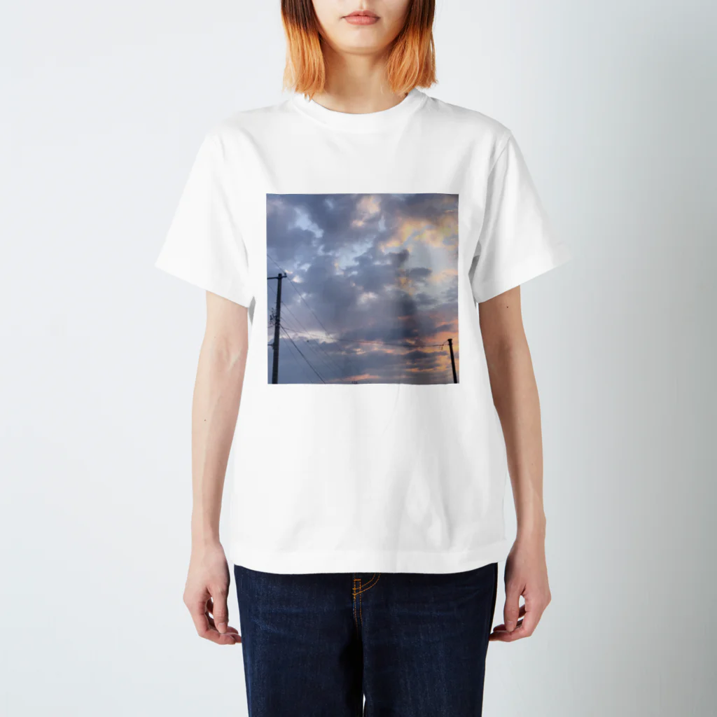 Hatumiの早朝の雲 スタンダードTシャツ