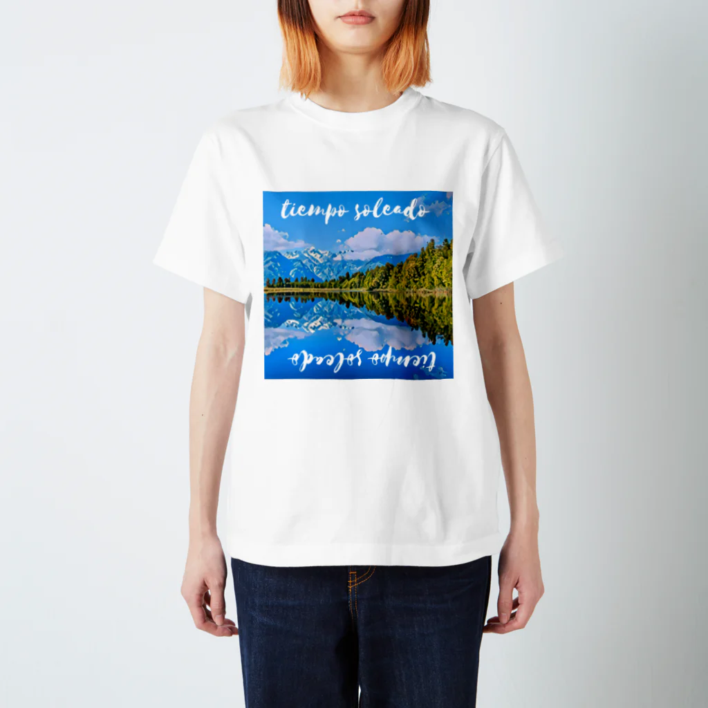 goristoの湖面に映る風景 スタンダードTシャツ