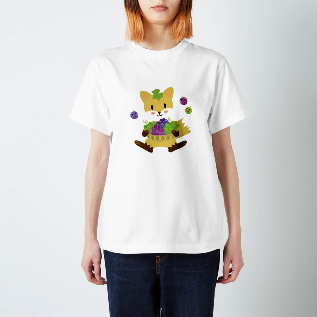 ばんぶーむーんのお店😺のかわいいキツネとブドウ スタンダードTシャツ