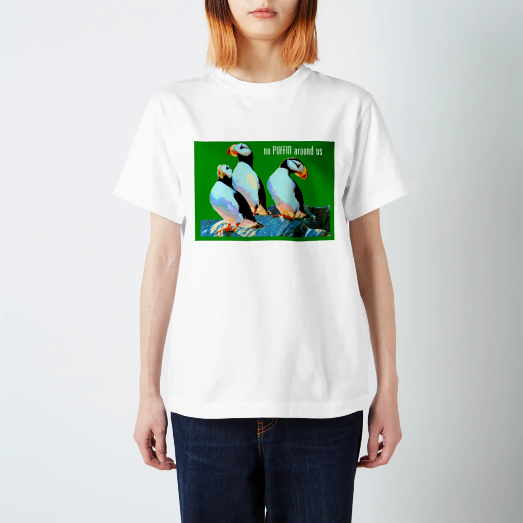 ちょっと黄ばんでるお店のPuffin（パフィン、ニシツノメドリ） Regular Fit T-Shirt