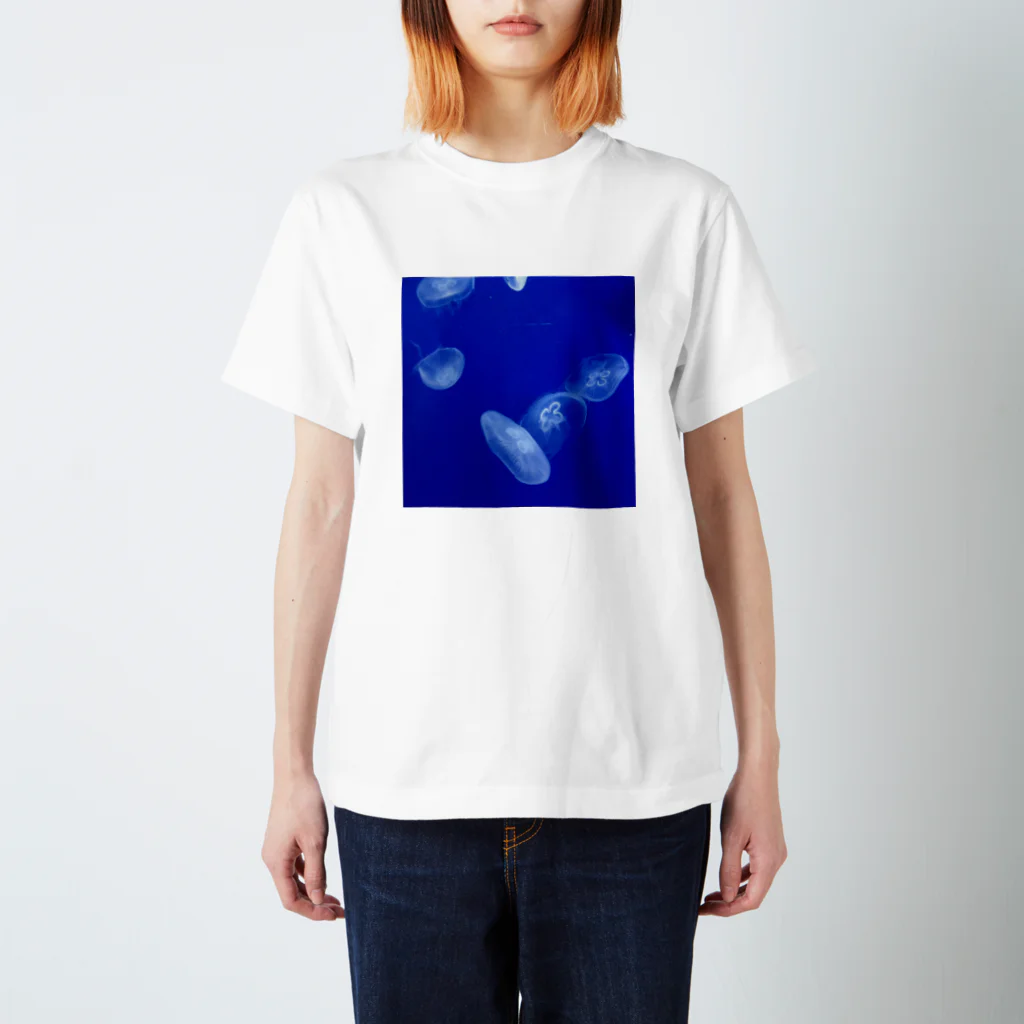 mi-mi（写真家、クラゲ、ノスタルジック）のゆらめきクラゲ スタンダードTシャツ