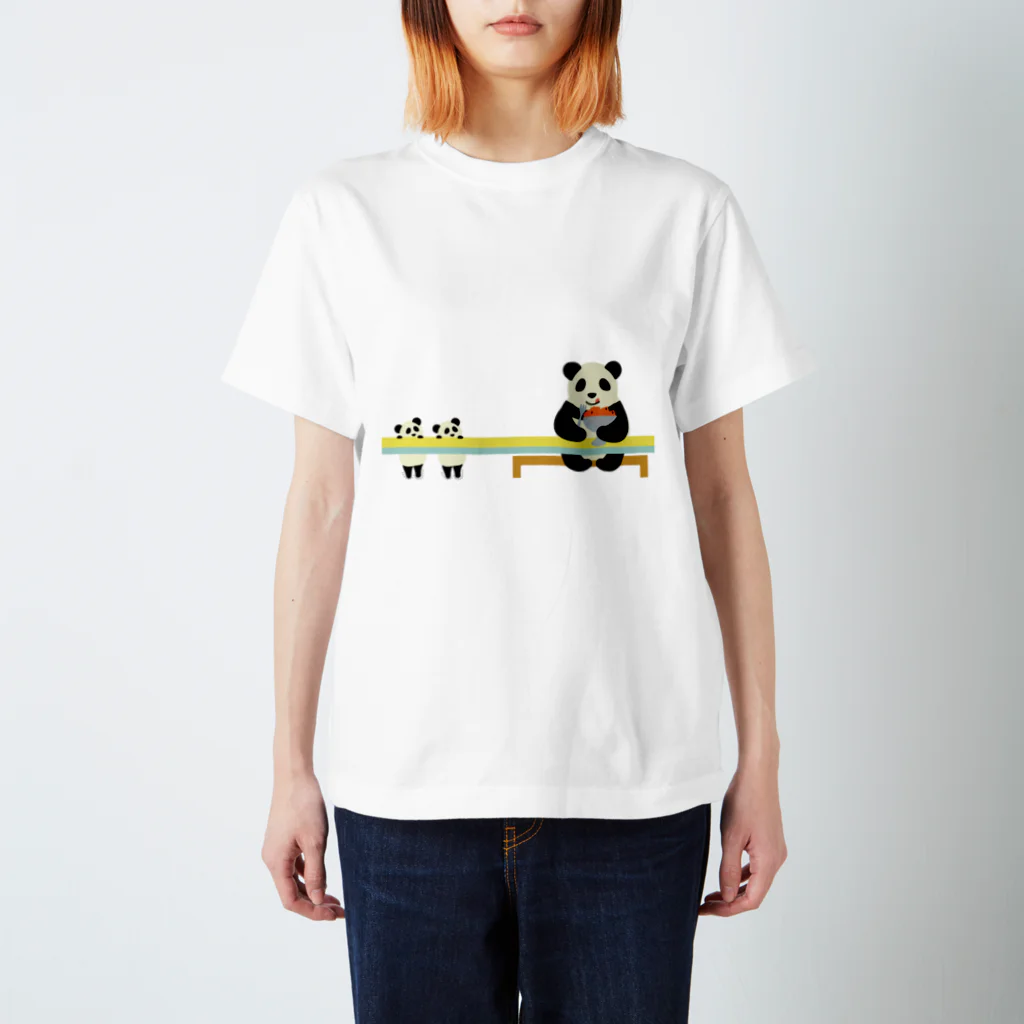 エミリオの子供に内緒でスイカを食べるパンダママと勘付いた双子パンダ Regular Fit T-Shirt