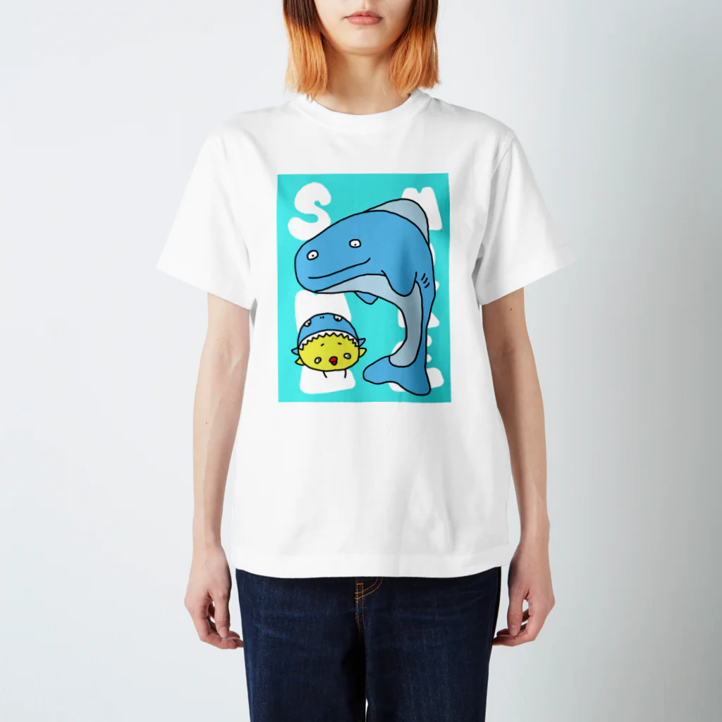 もけまる屋さんのもけまるとサメ スタンダードTシャツ