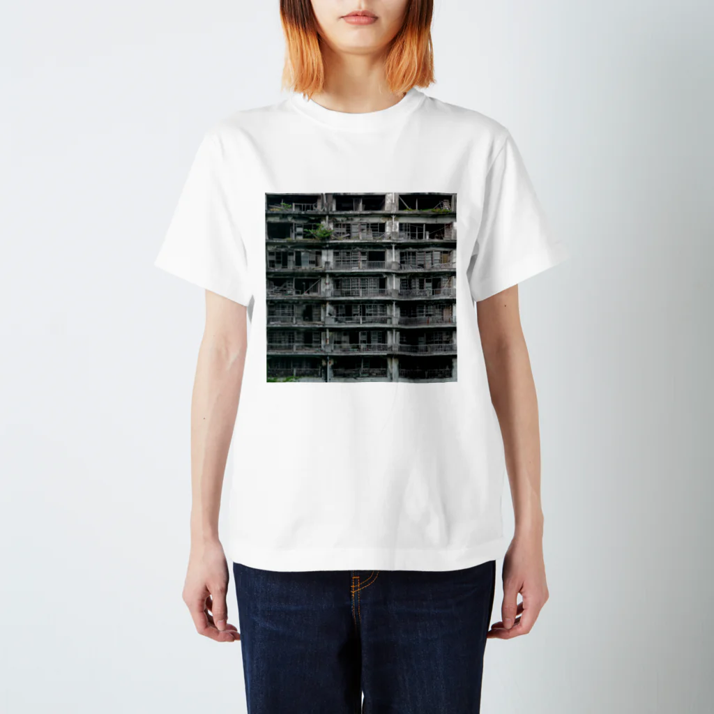 Saho.の廃墟化した団地 Regular Fit T-Shirt
