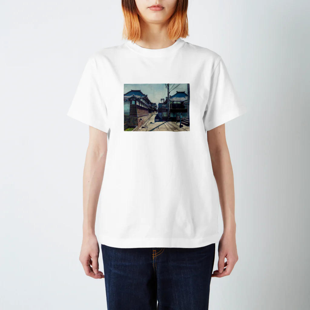 林亮太 色鉛筆画グッズショップの路地の肖像8 Regular Fit T-Shirt