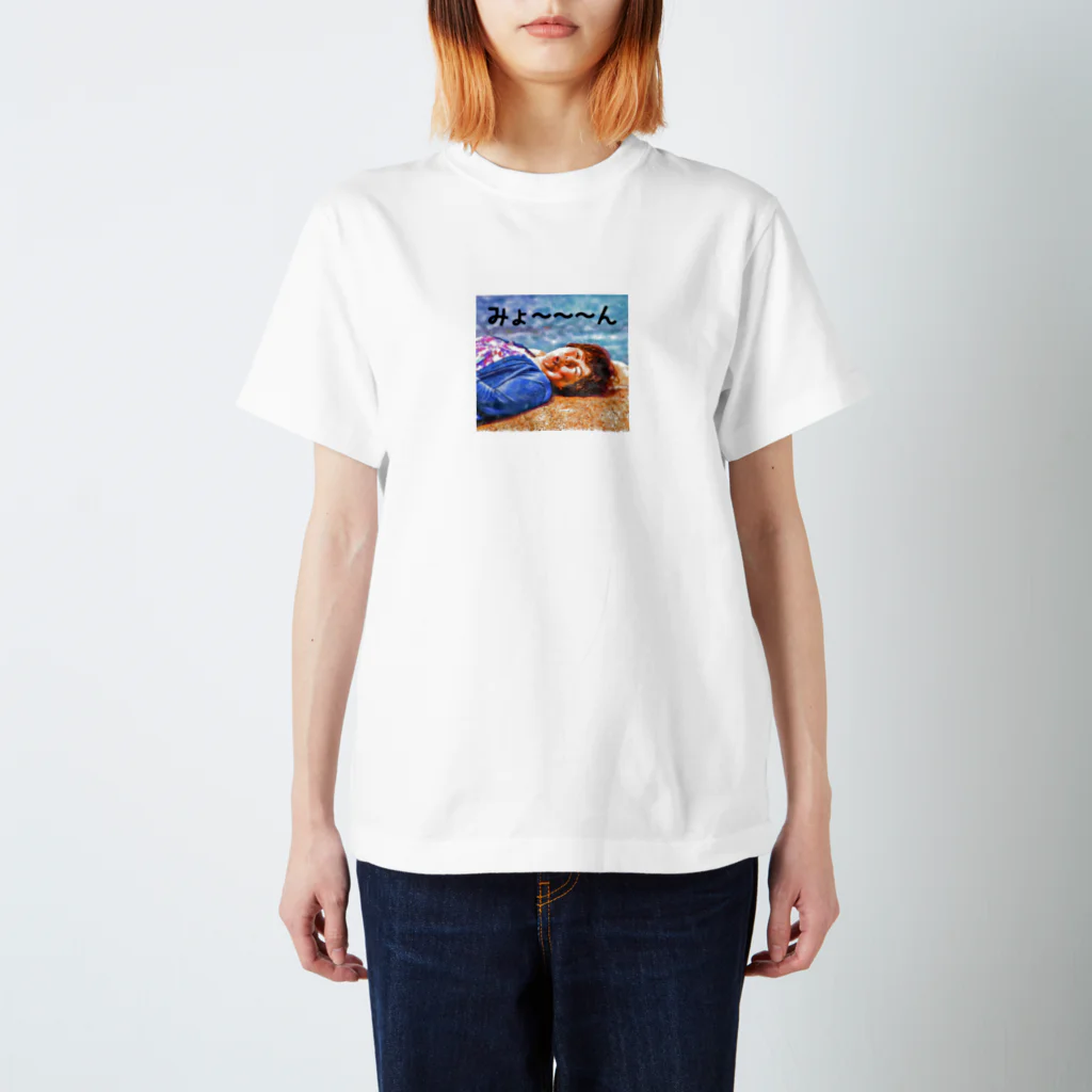 ともろー工房のプク子さん、海辺でくつろぐ スタンダードTシャツ