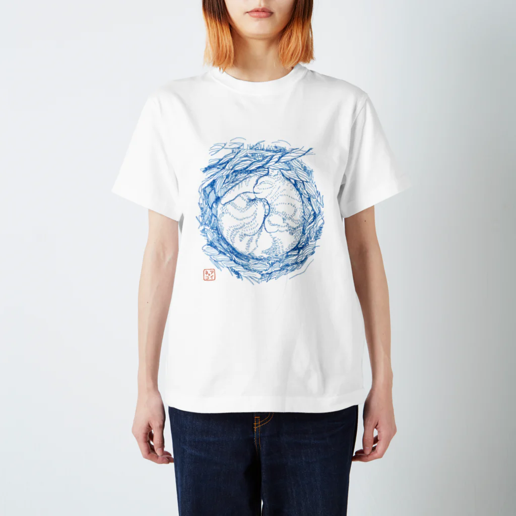 アイネコのワラに包まれるネコ Regular Fit T-Shirt