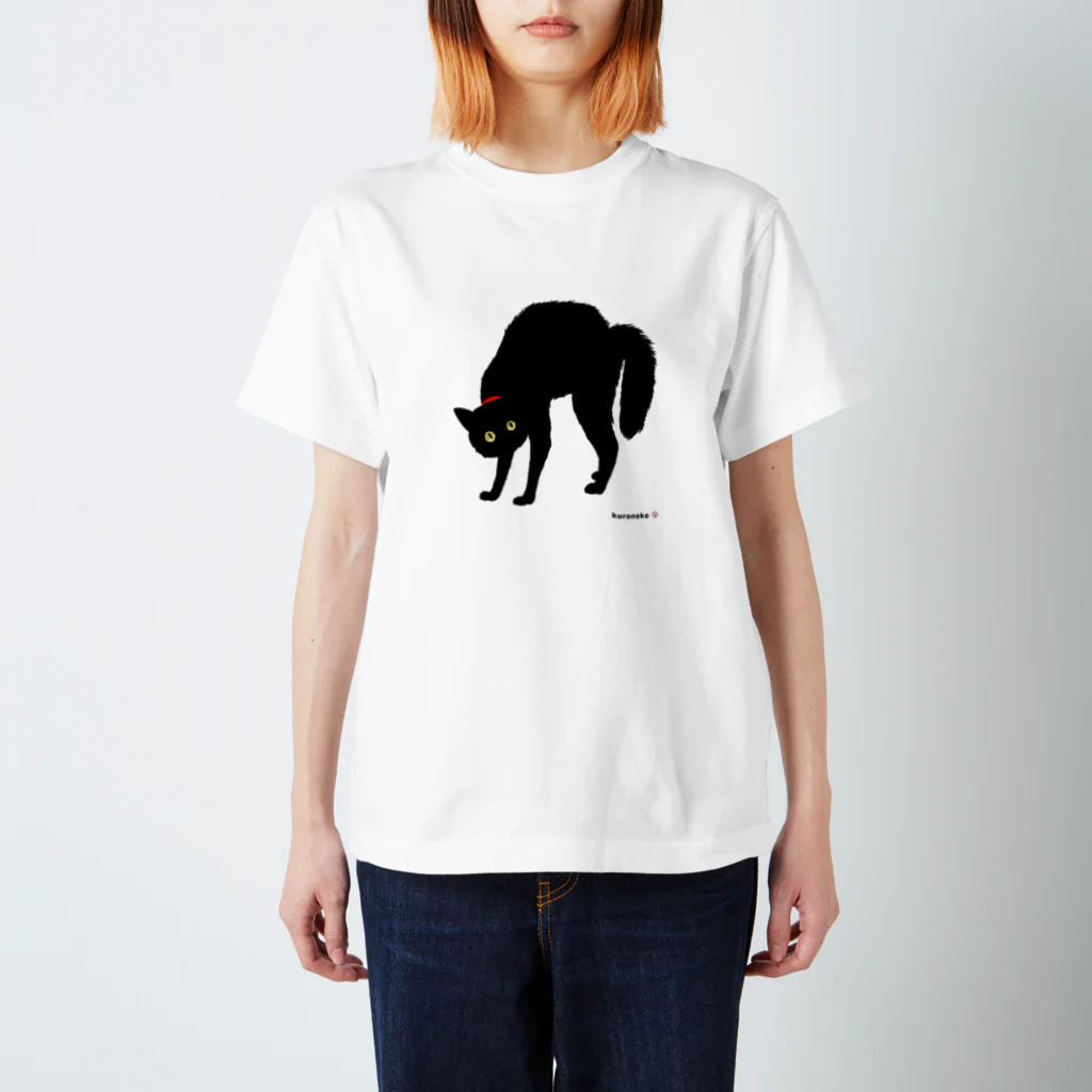 小鳥と映画館の赤い首輪のツンデレ黒猫ちゃん Regular Fit T-Shirt