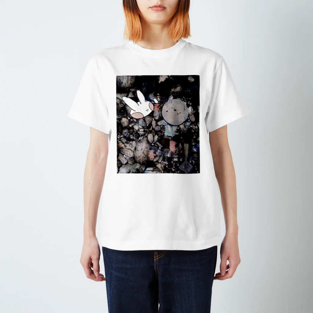 儚衣しろのしろいうさぎさんはせかいをさんぽする Regular Fit T-Shirt