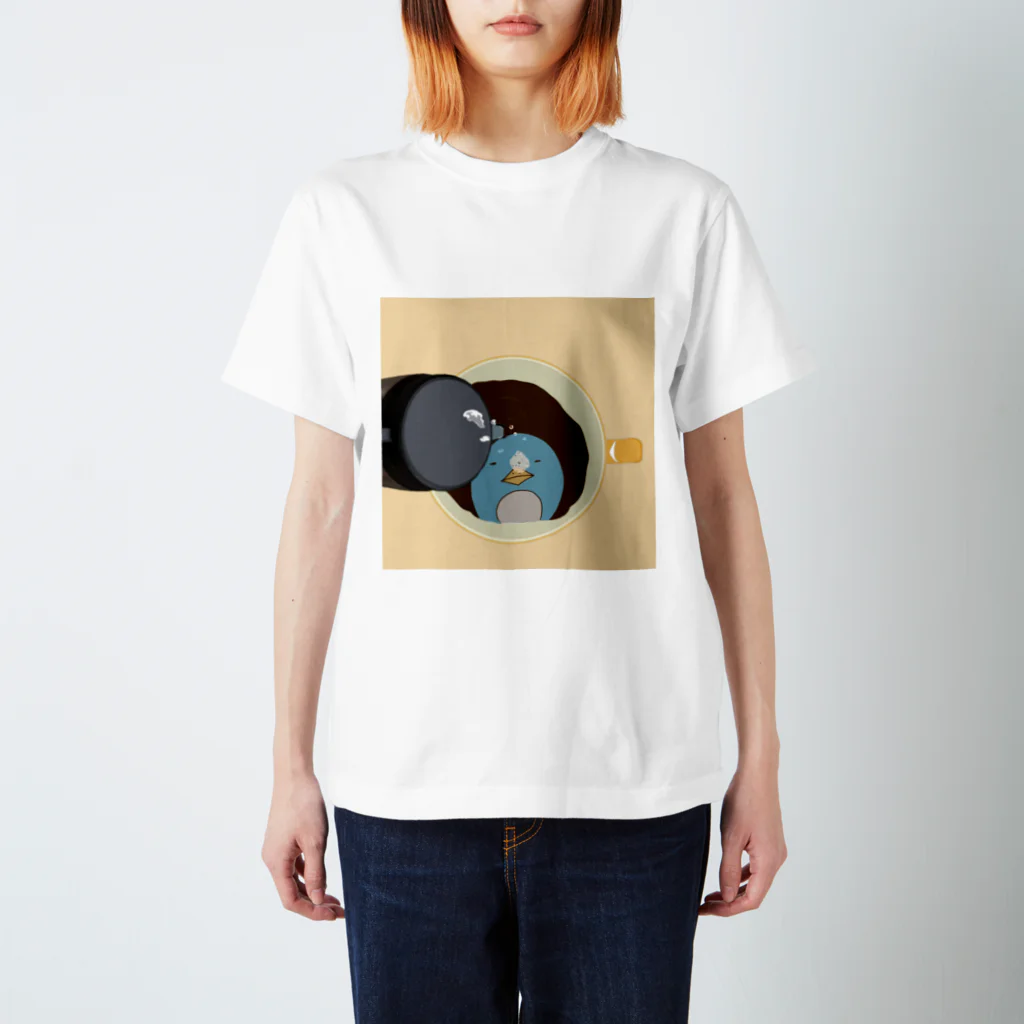 タビドリ雑貨店 ～真夏のクリスマス編～のペンギン珈琲 Regular Fit T-Shirt