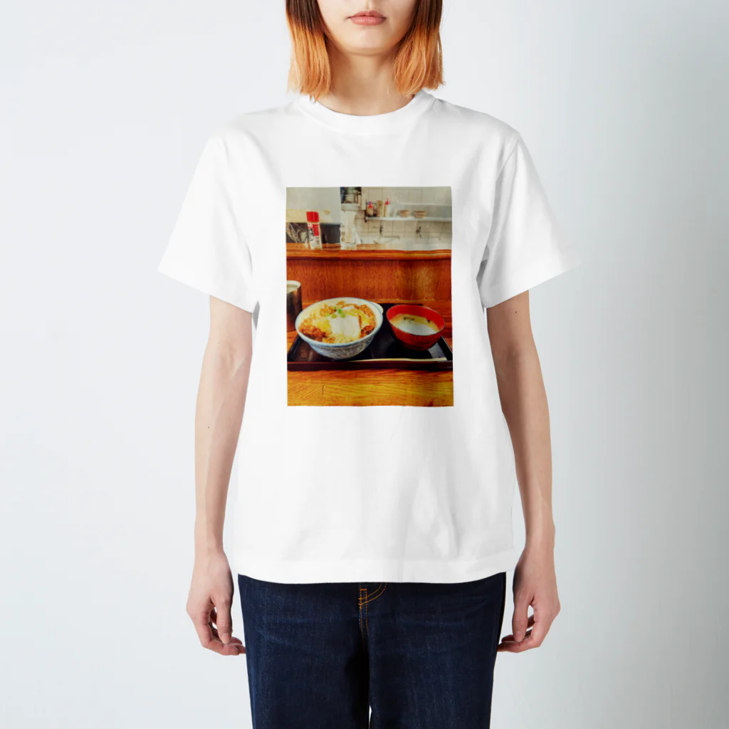 つちけんさんさんのカツ丼 Regular Fit T-Shirt