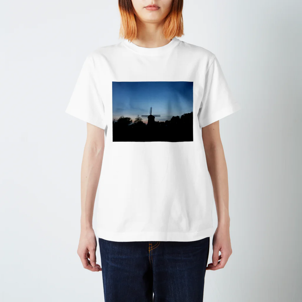 ぺんぺんぺんきちの夕焼けと風車 Regular Fit T-Shirt