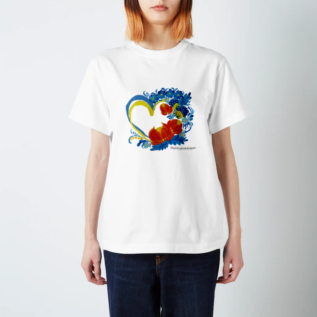  @Petrykivka Japan       💙  💛   ウクライナ伝統画法のウクライナハート Regular Fit T-Shirt