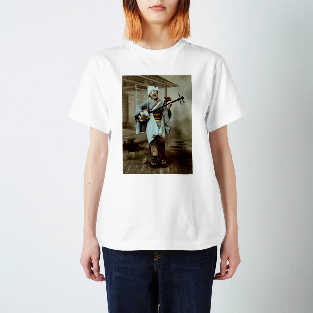 日本堂商店の三味線を弾く女性 Regular Fit T-Shirt