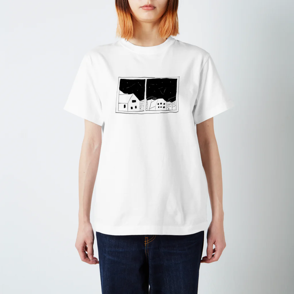 aki_ishibashiの窓が見える街 Regular Fit T-Shirt