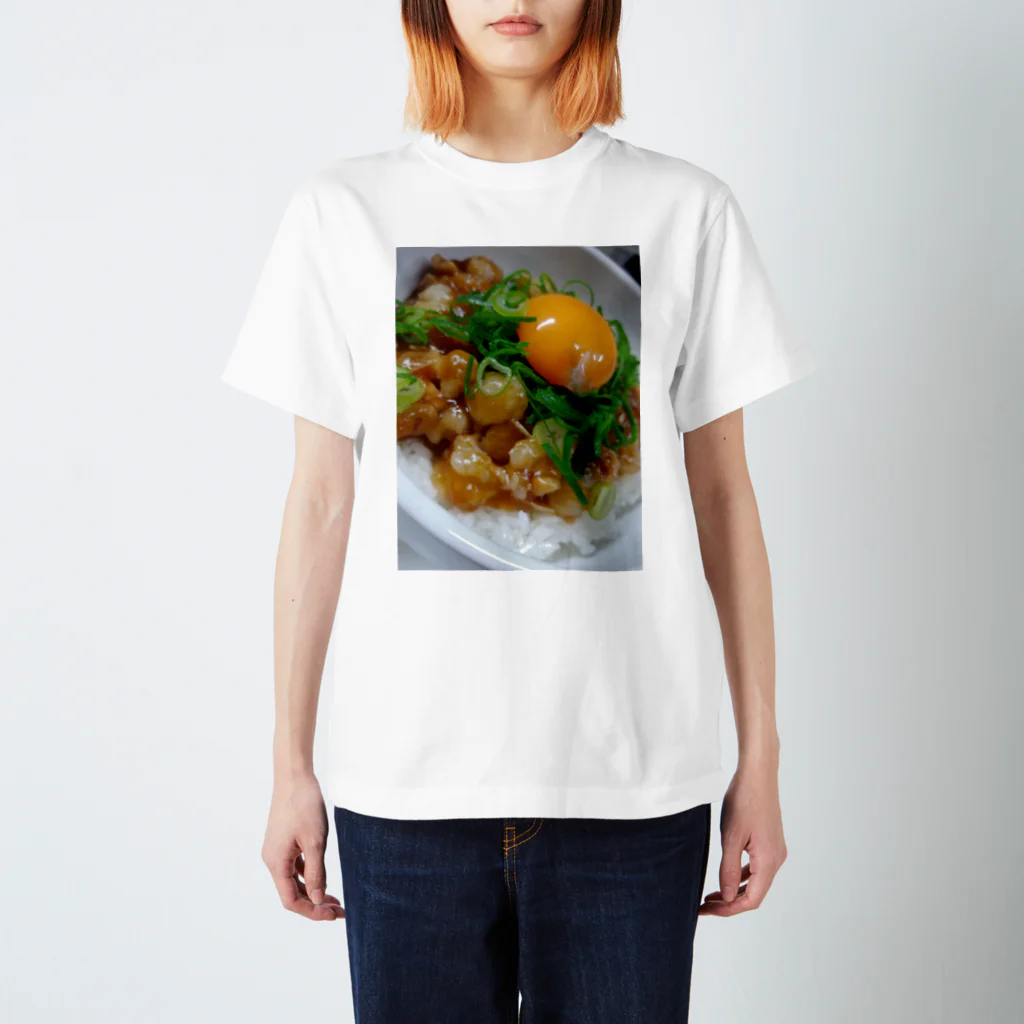 ボートレースと料理好きの食いしん坊クッション Regular Fit T-Shirt