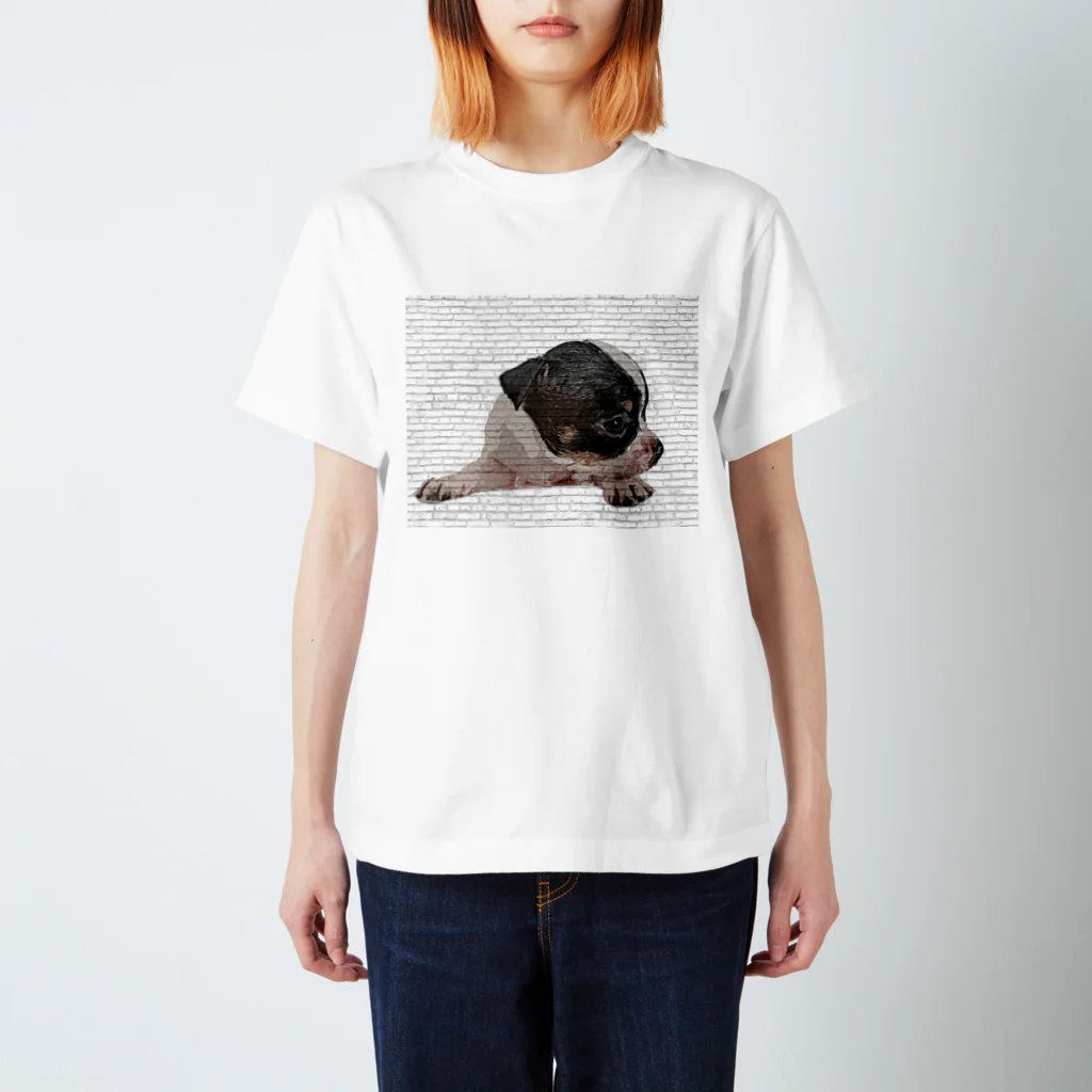 【CPPAS】Custom Pet Portrait Art Studioの白黒チワワの子犬 - レンガブロックの背景 スタンダードTシャツ
