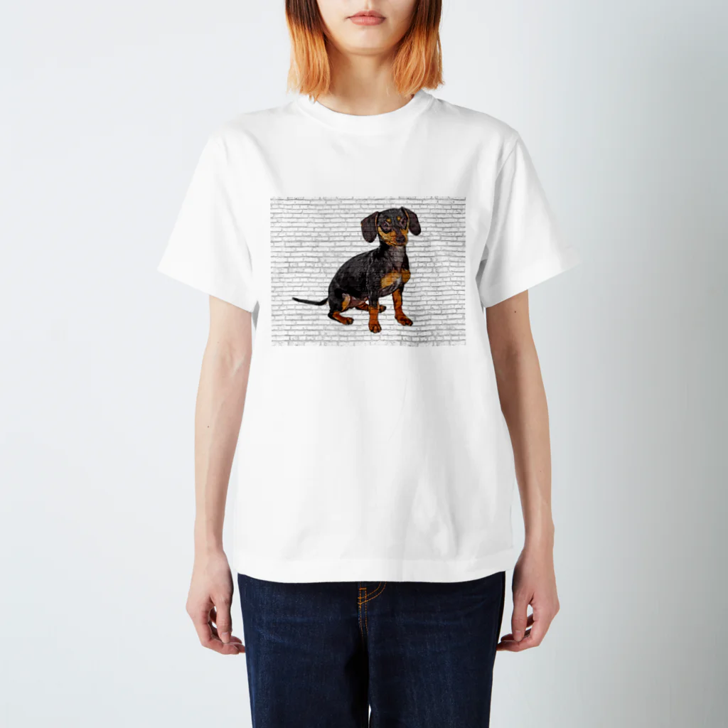 【CPPAS】Custom Pet Portrait Art Studioのかわいいダックスフントの子犬 - レンガブロックの背景 Regular Fit T-Shirt