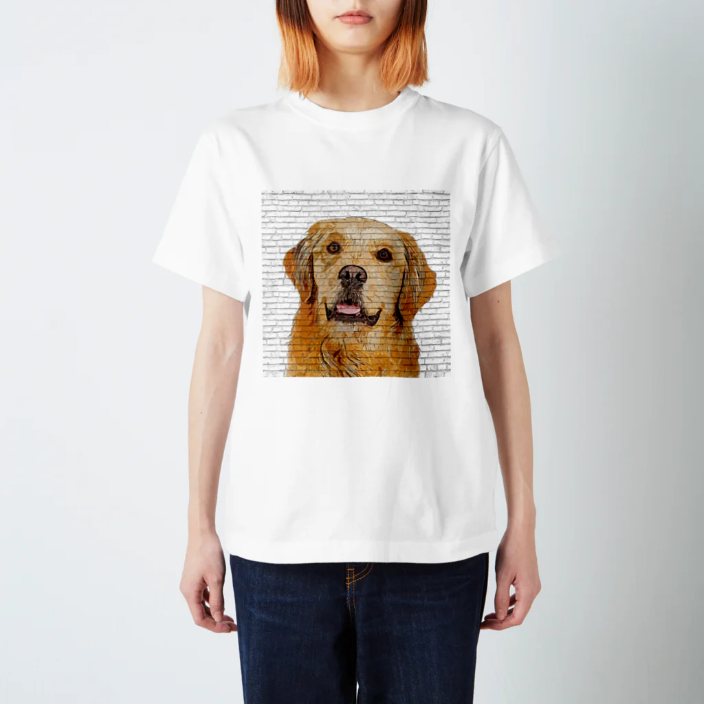 【CPPAS】Custom Pet Portrait Art Studioのゴールデンレトリバー - レンガブロックの背景 Regular Fit T-Shirt