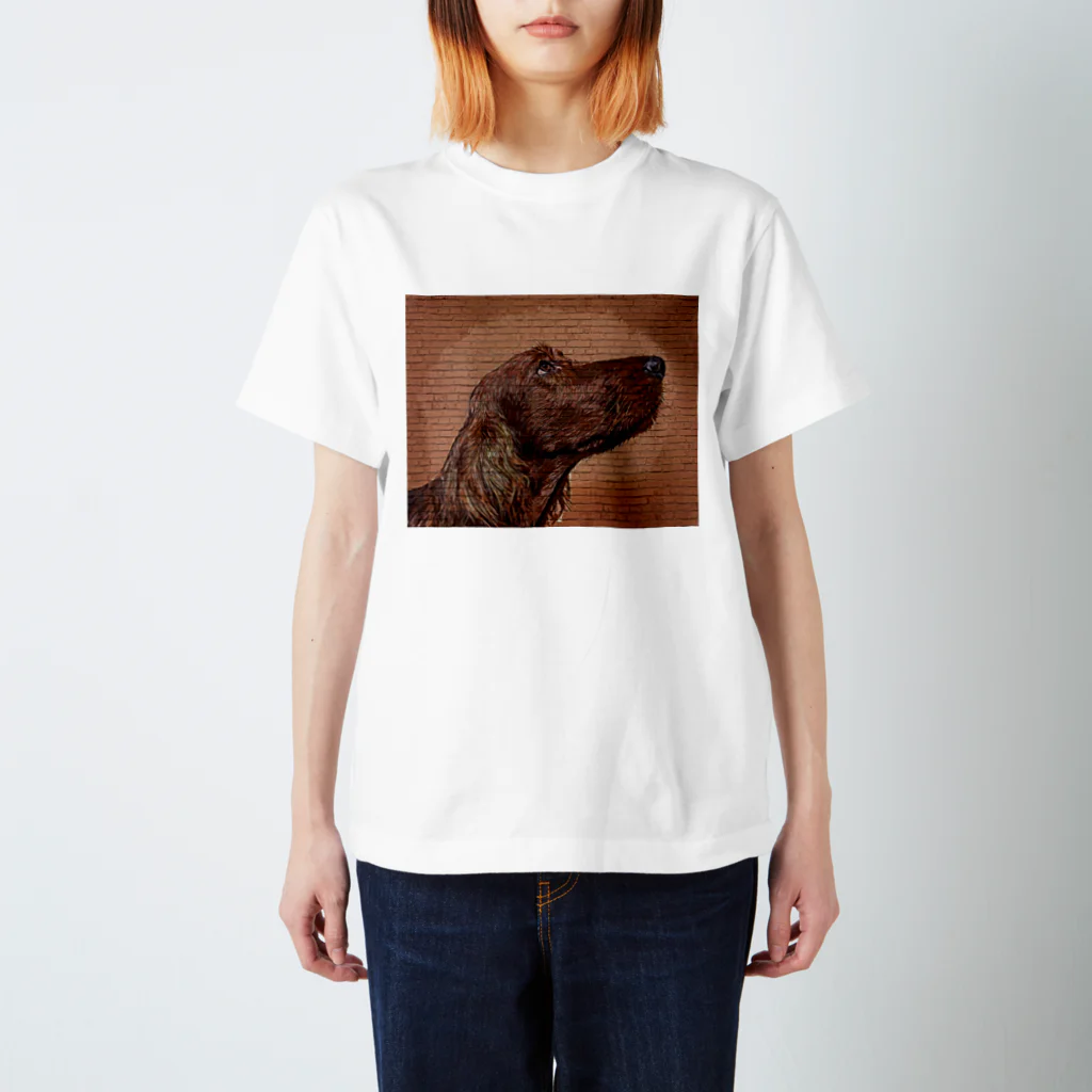 【CPPAS】Custom Pet Portrait Art Studioのアイリッシュセッタードッグ - レンガブロック背景 Regular Fit T-Shirt