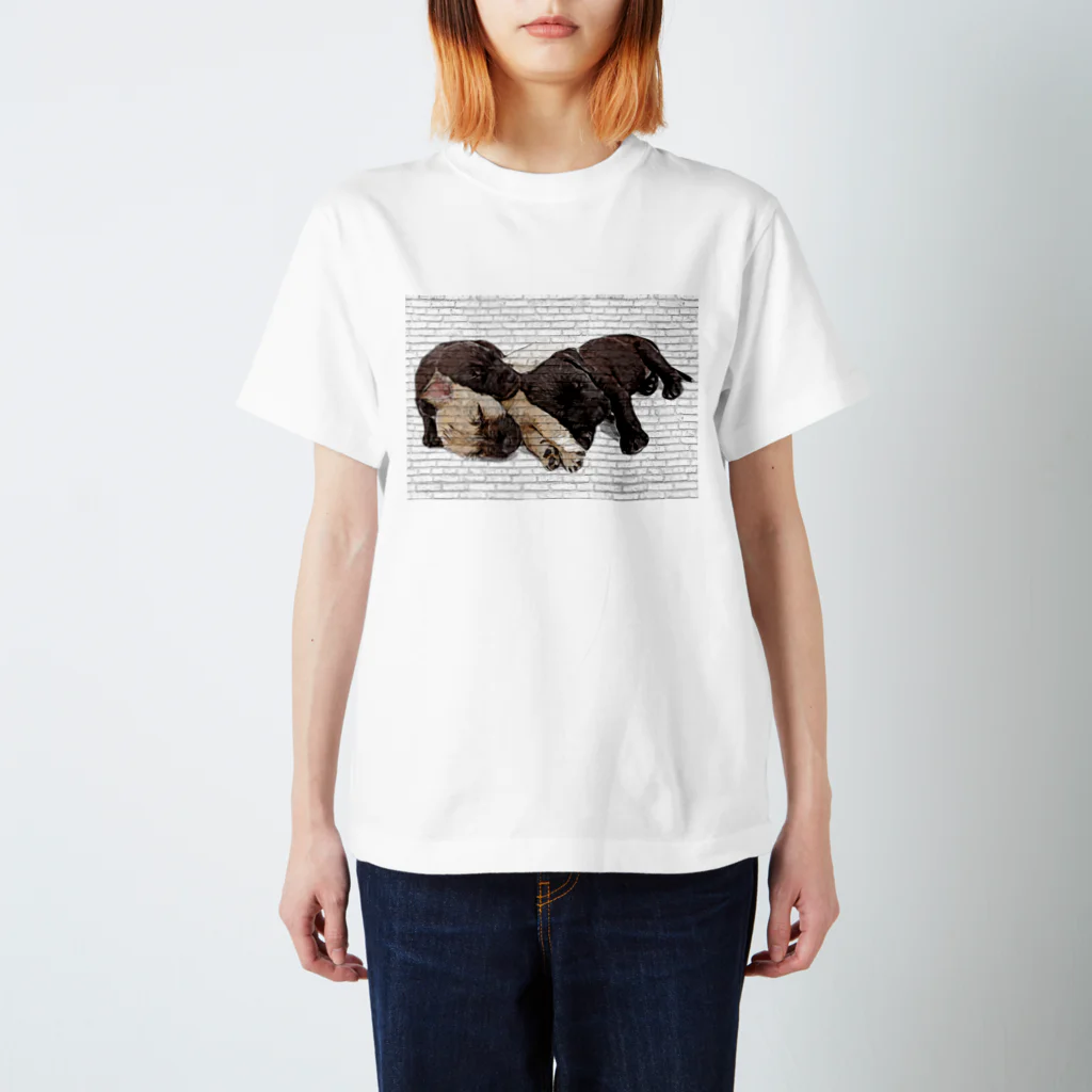 【CPPAS】Custom Pet Portrait Art Studioの3匹のかわいいラブラドールレトリバーの子犬 Regular Fit T-Shirt