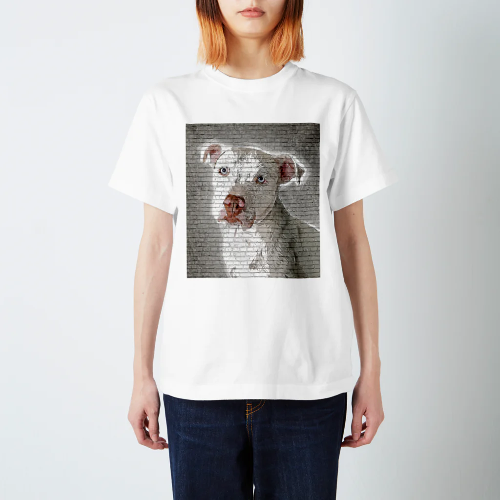 【CPPAS】Custom Pet Portrait Art Studioのホワイトピットブル - レンガブロック背景 スタンダードTシャツ