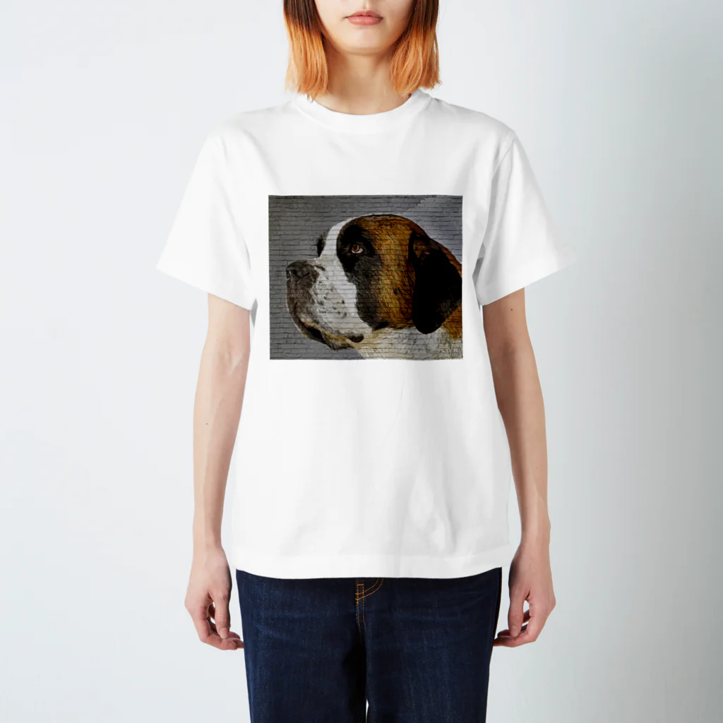 【CPPAS】Custom Pet Portrait Art Studioのパワフルでエレガントなセントバーナードドッグ - レンガブロック背景 スタンダードTシャツ