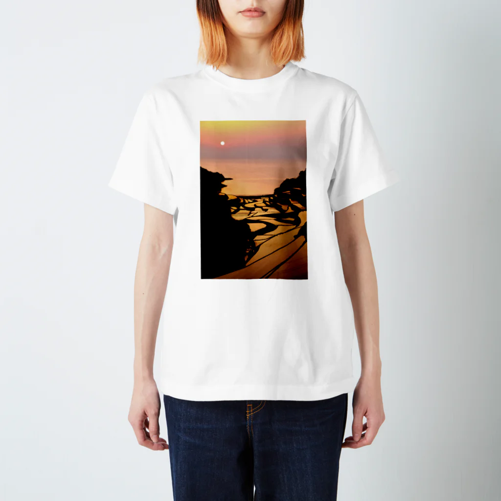 小佐々塾の夕陽と棚田 スタンダードTシャツ