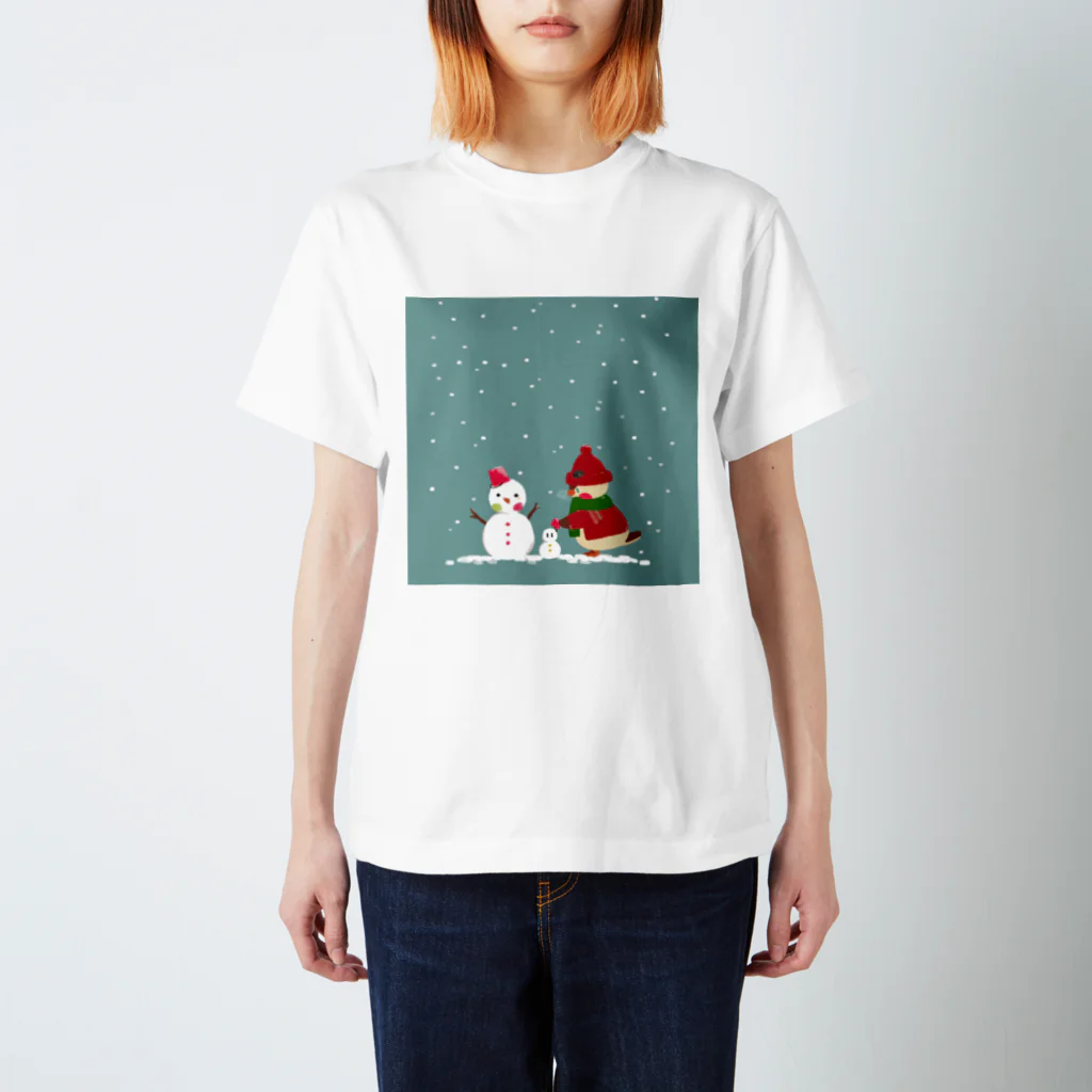 月見里 雀 -yamanashi suzume-の雪だるまと雀 Regular Fit T-Shirt