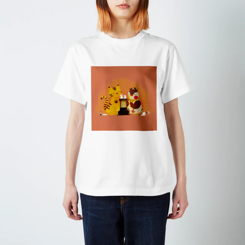 月見里 雀 -yamanashi suzume-のストーブでぬくぬく雀 スタンダードTシャツ