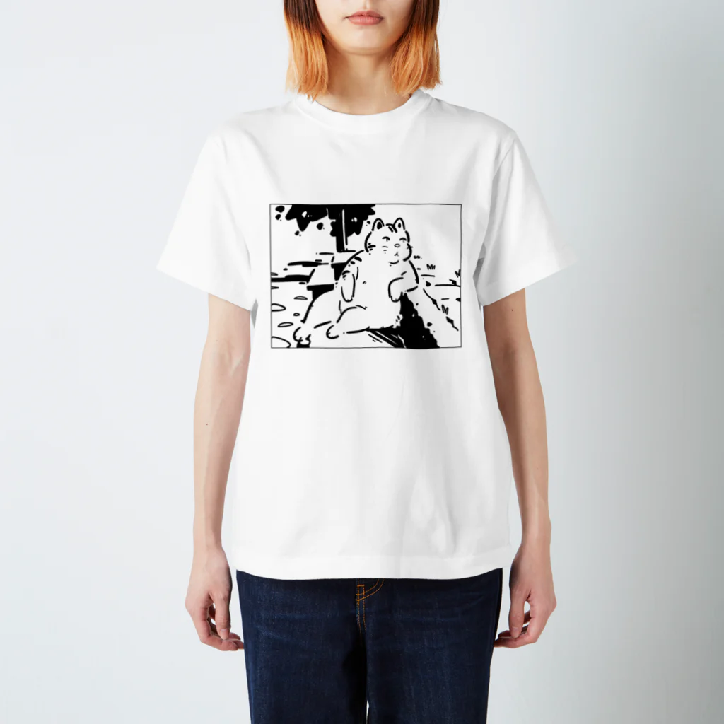 山形屋米店の肘をついてくつろぐ猫 Regular Fit T-Shirt