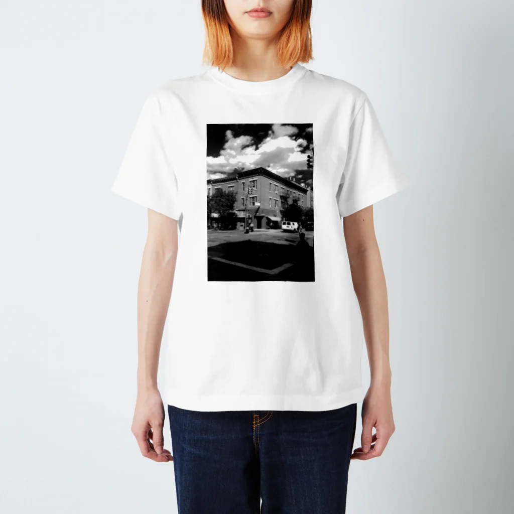 Kajihitoのブルックリンの街角 Regular Fit T-Shirt