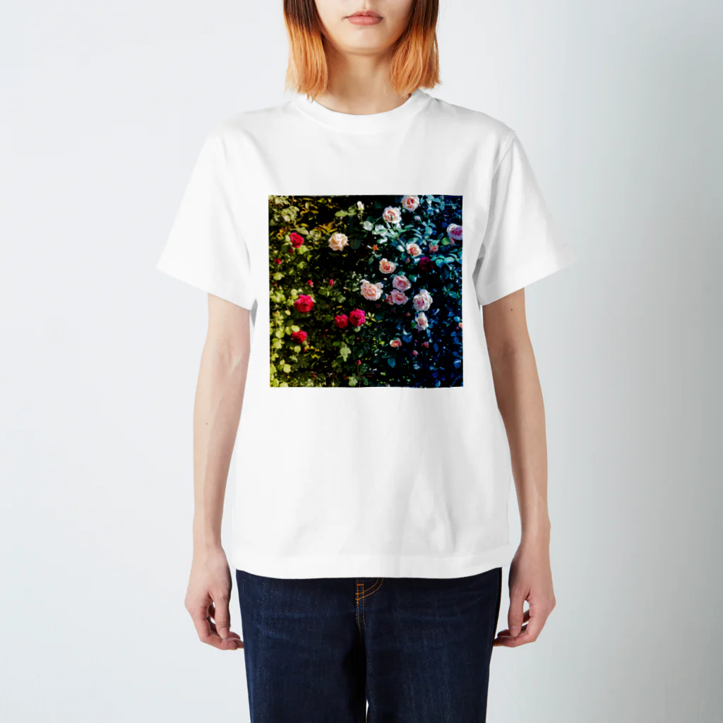 Takuya-craftの薔薇の二面性 Regular Fit T-Shirt