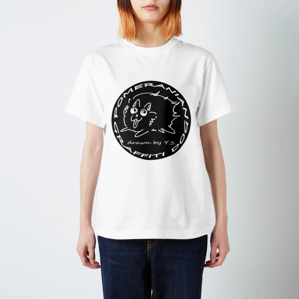 Ａ’ｚｗｏｒｋＳのらくがきポメラニアン（墨色サークル） Regular Fit T-Shirt