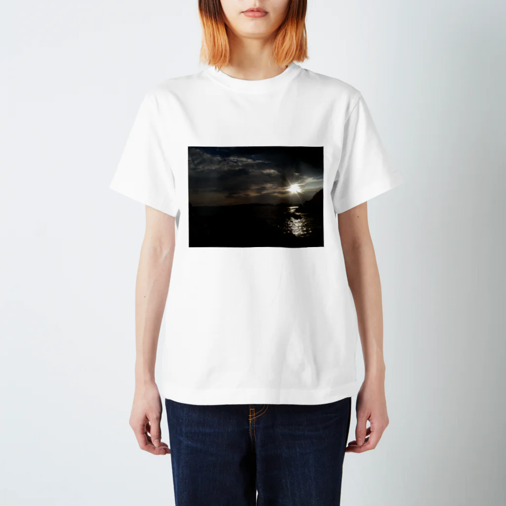 bnwyの海沿いの風景 スタンダードTシャツ