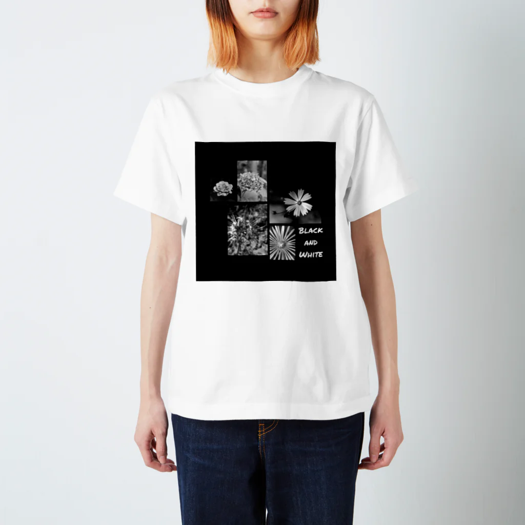 FILM CANERA FANのBlack and White Flowers スタンダードTシャツ