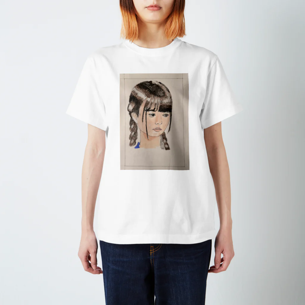「画家 小島 みのる」 MINORU KOJIMA「明るい色の展覧会」月の紳士の三つ編みの少女、セーラー服と。 Regular Fit T-Shirt