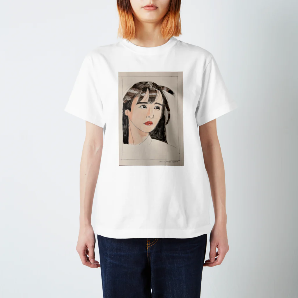 「画家 小島 みのる」 MINORU KOJIMA「明るい色の展覧会」月の紳士の風を受けて黒髪をなびかせる女性 Regular Fit T-Shirt