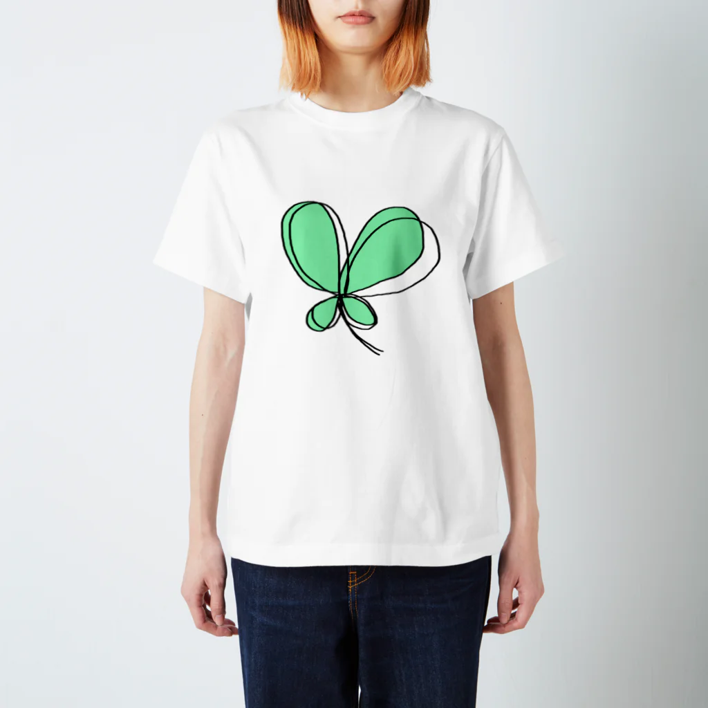 k-shopの蝶々のような四つ葉のクローバー（文字なし） スタンダードTシャツ
