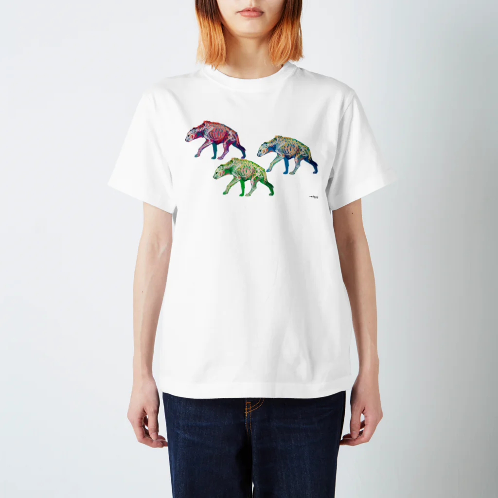 どうぶつのホネ、ときどきキョウリュウ。の３ひきのブチハイエナ Regular Fit T-Shirt