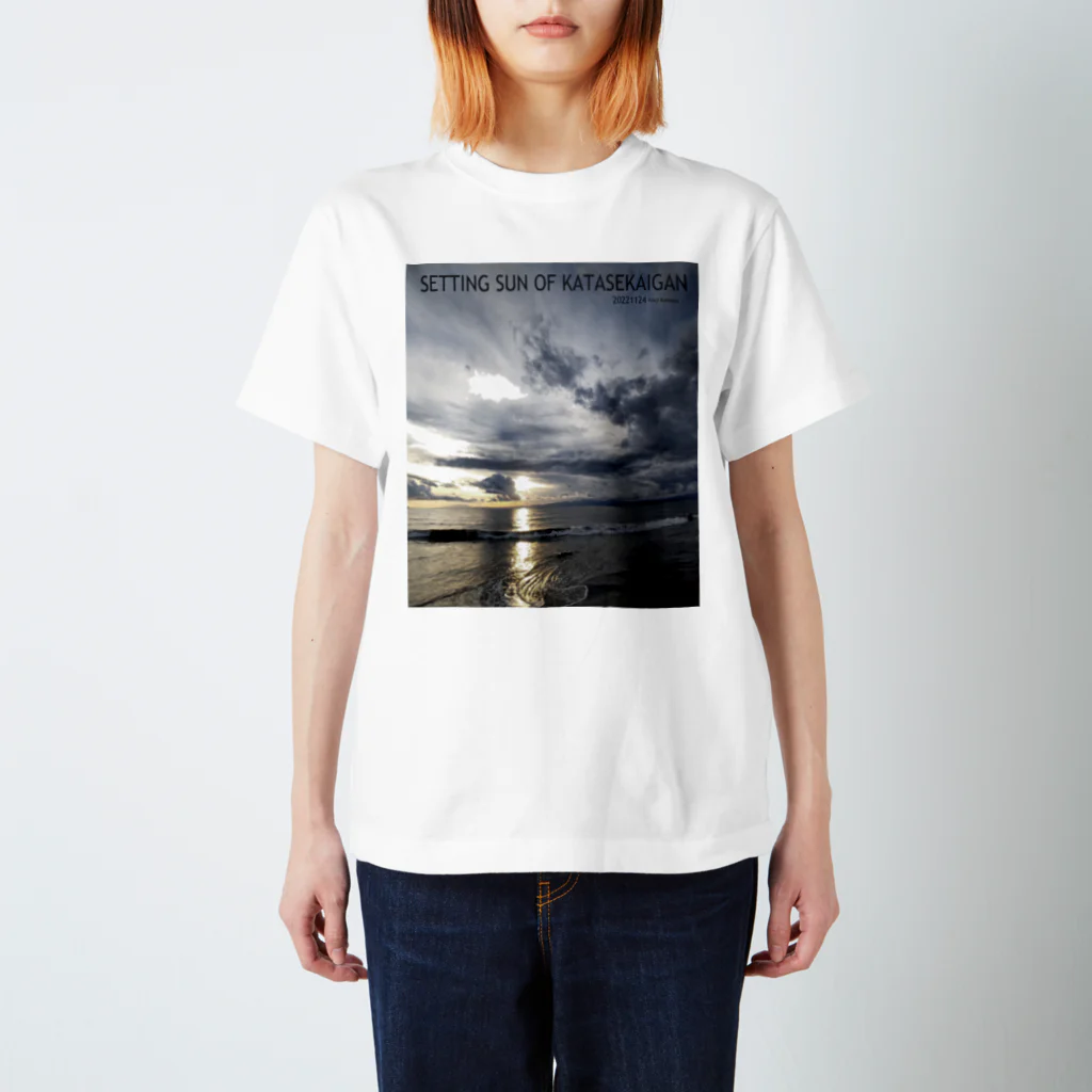 kouji-komatsuの片瀬海岸の夕陽-20221124 スタンダードTシャツ