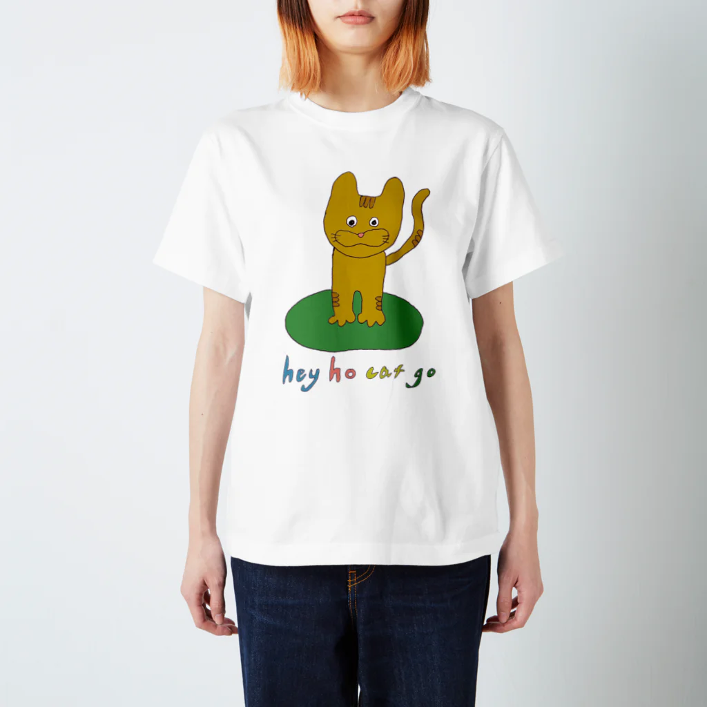 hey ho cat goのたたずむチャトラキャット スタンダードTシャツ