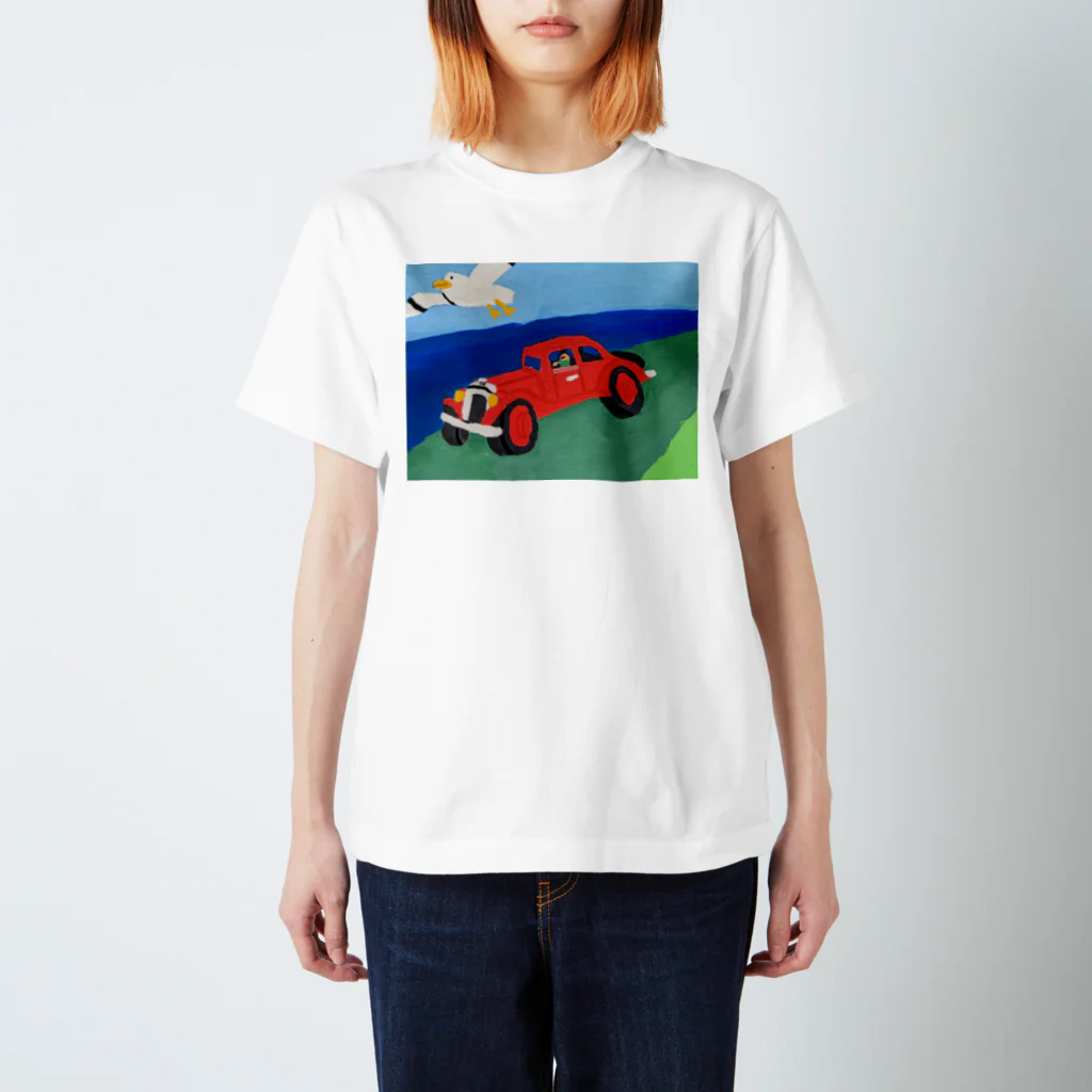 ChikeのShouichiroの赤い車とカモメ スタンダードTシャツ