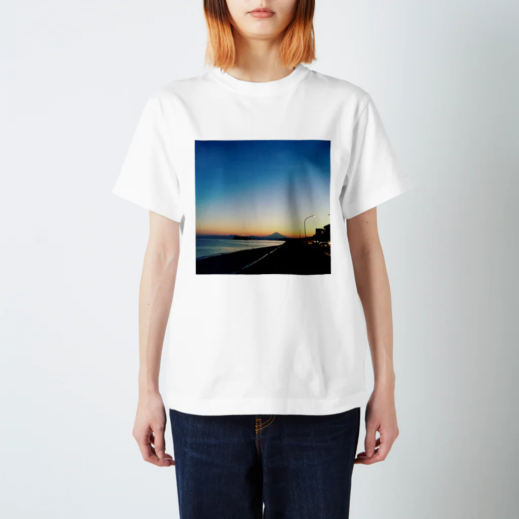 ひとりブレーメン・ジマーみはるの夕暮れの国道134号線 Regular Fit T-Shirt