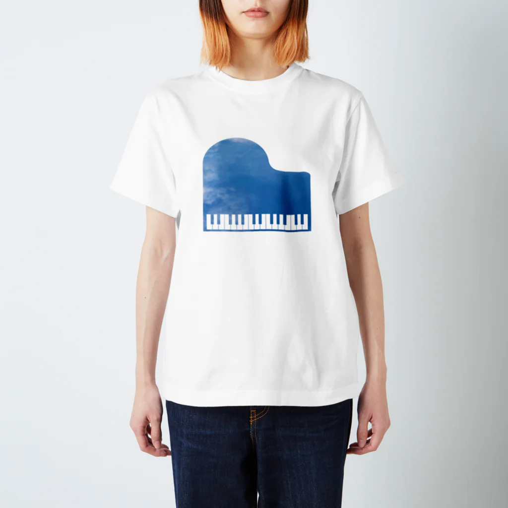 chicodeza by suzuriの青空ピアノ Regular Fit T-Shirt