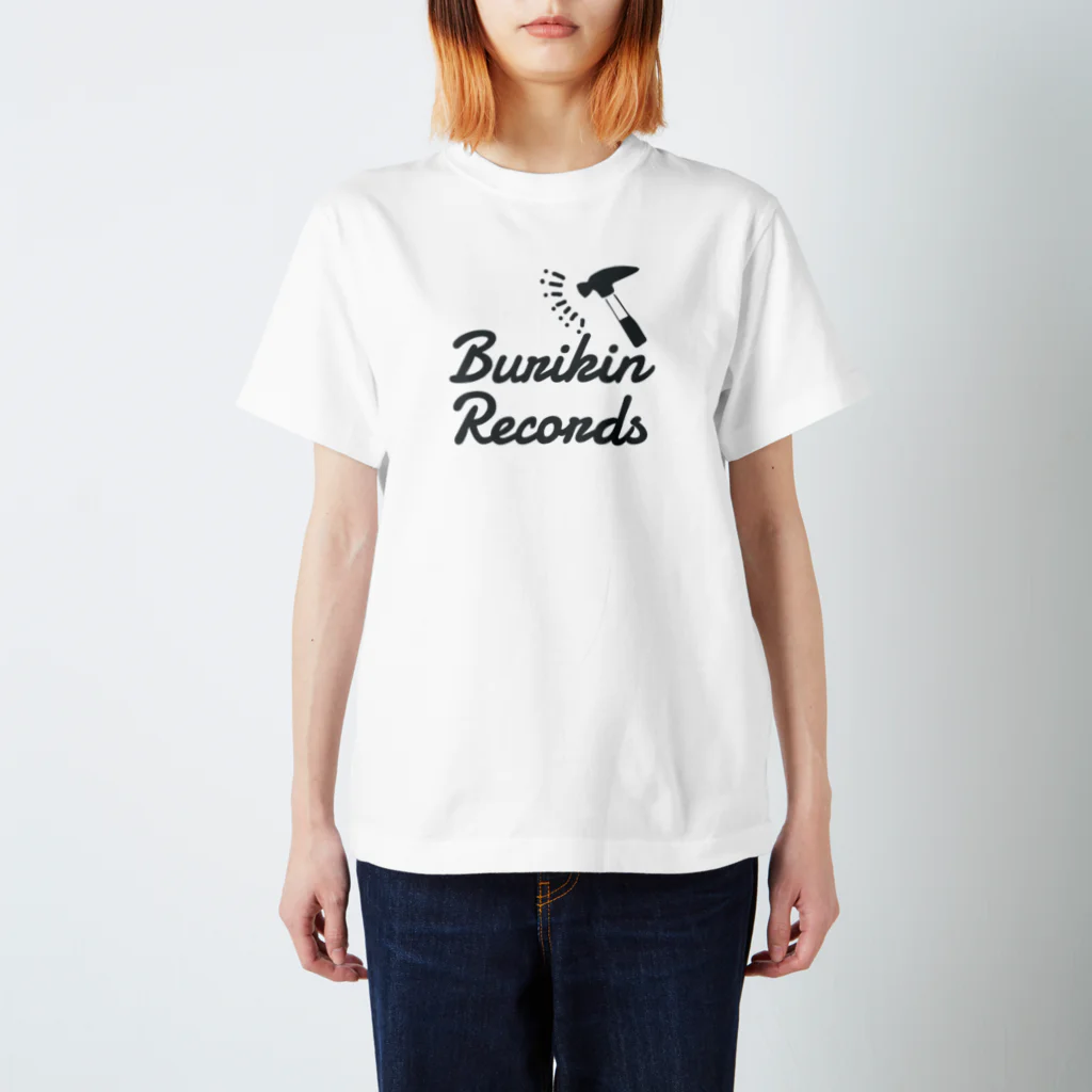 BURIKI'N RECORDSのハンマーが振り下ろされる(大ロゴ白) Regular Fit T-Shirt