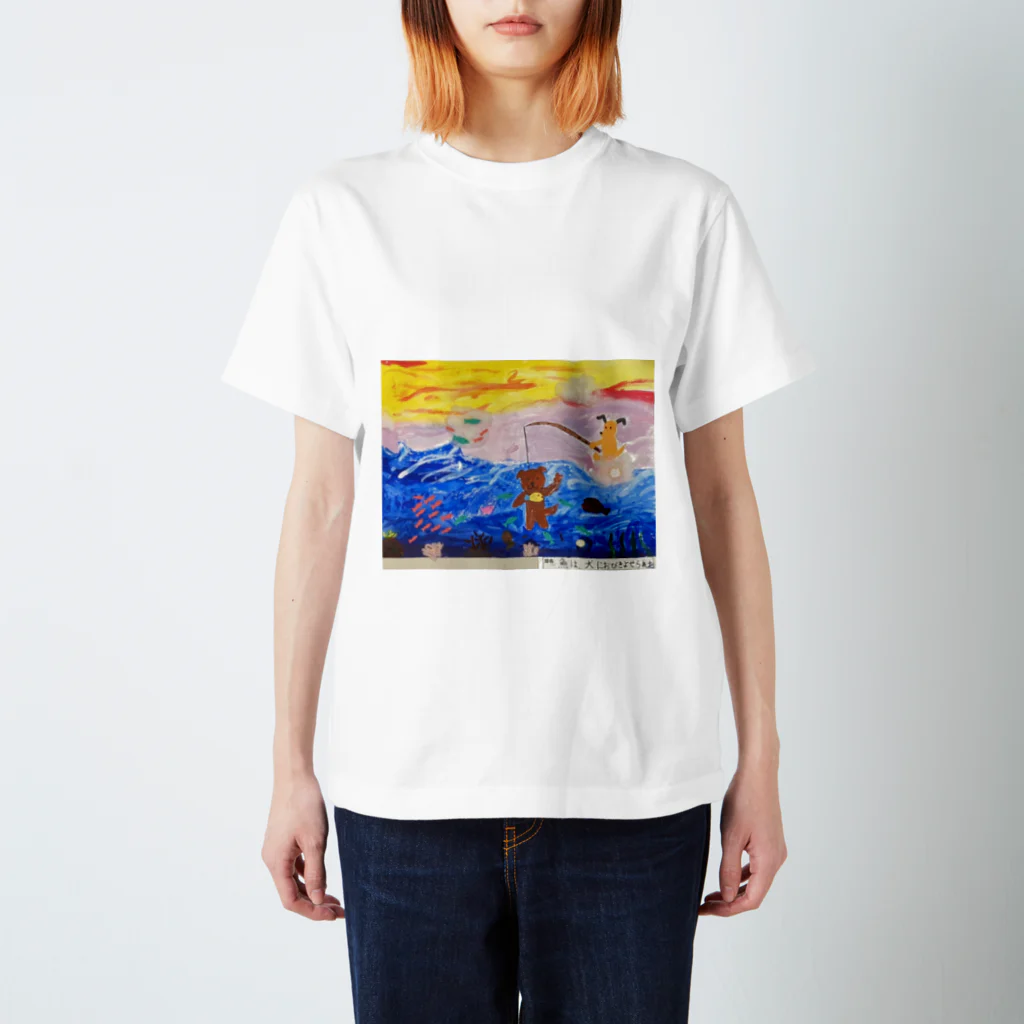 日なたの窓の魚は犬におびきよせられた Regular Fit T-Shirt