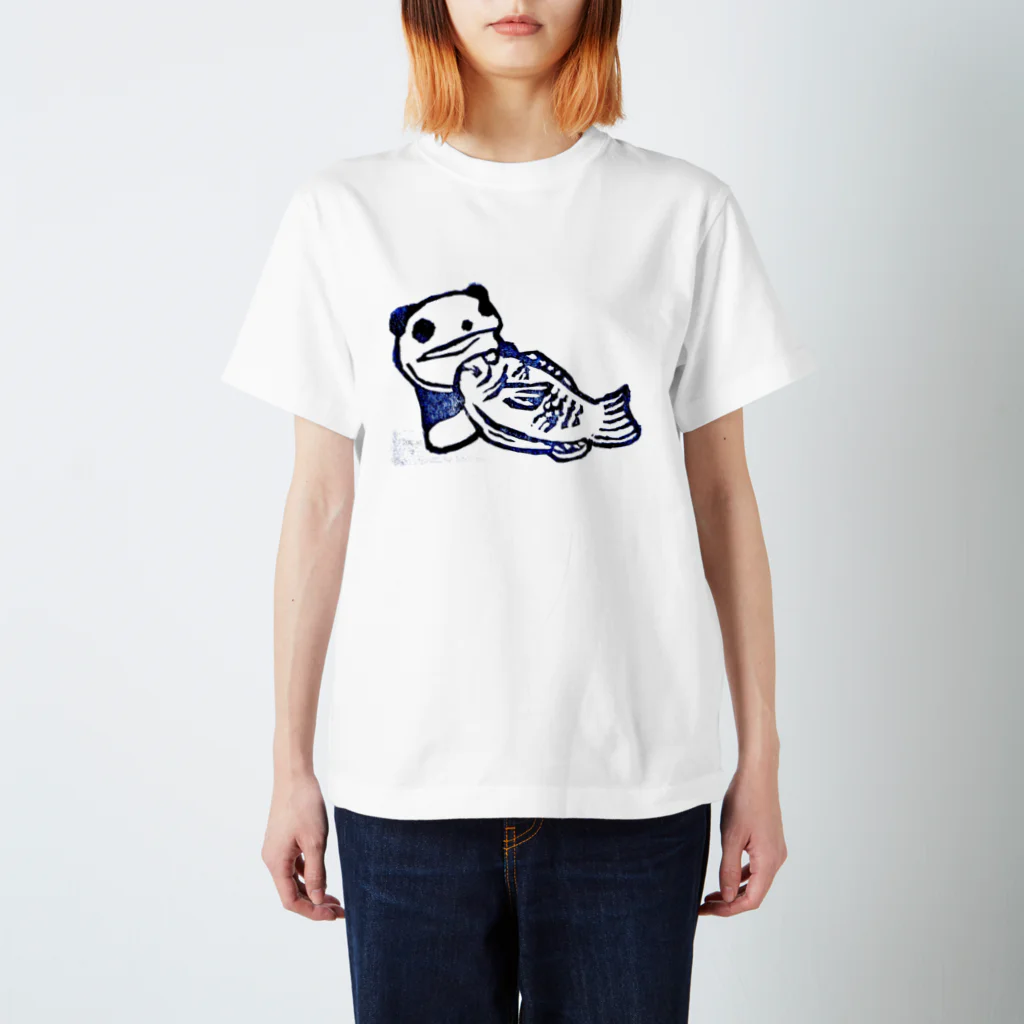 やまのうえのきのこのお店　～きのこ&パンダ～の「たい焼きを食べるパンダ」白地用 スタンダードTシャツ