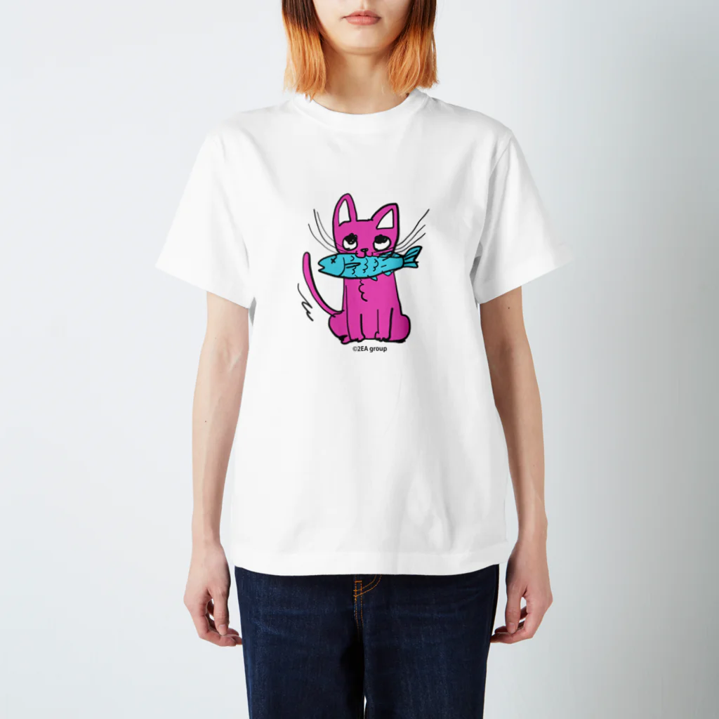 Official GOODS Shopのお魚くわえたピンクニャーンコ スタンダードTシャツ